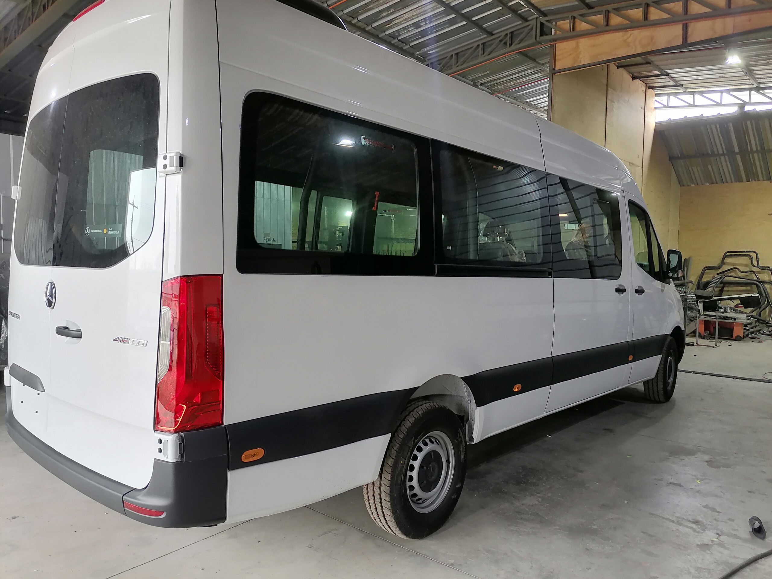 IMG_20210911_144938-scaled-1.jpg Jaula de Protección Antivuelco Interior de Cabina Certificada Para Bus/VAN Sprinter 416 - Imagen 1